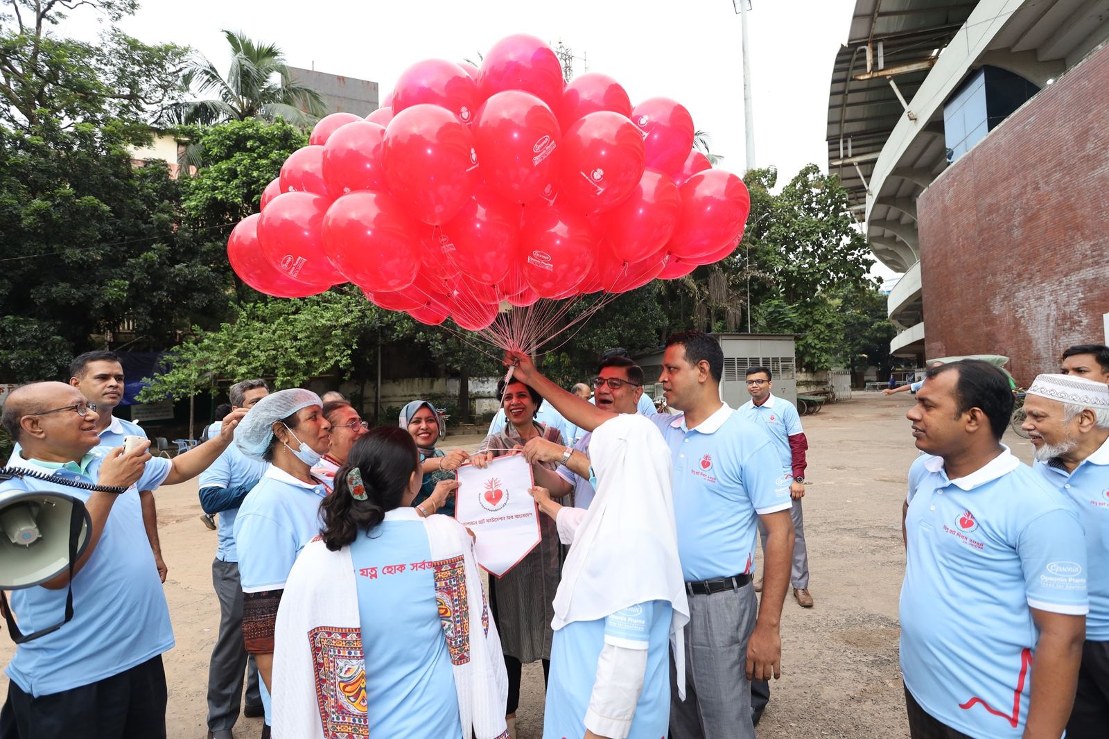 Red balloons at the start of the rally.