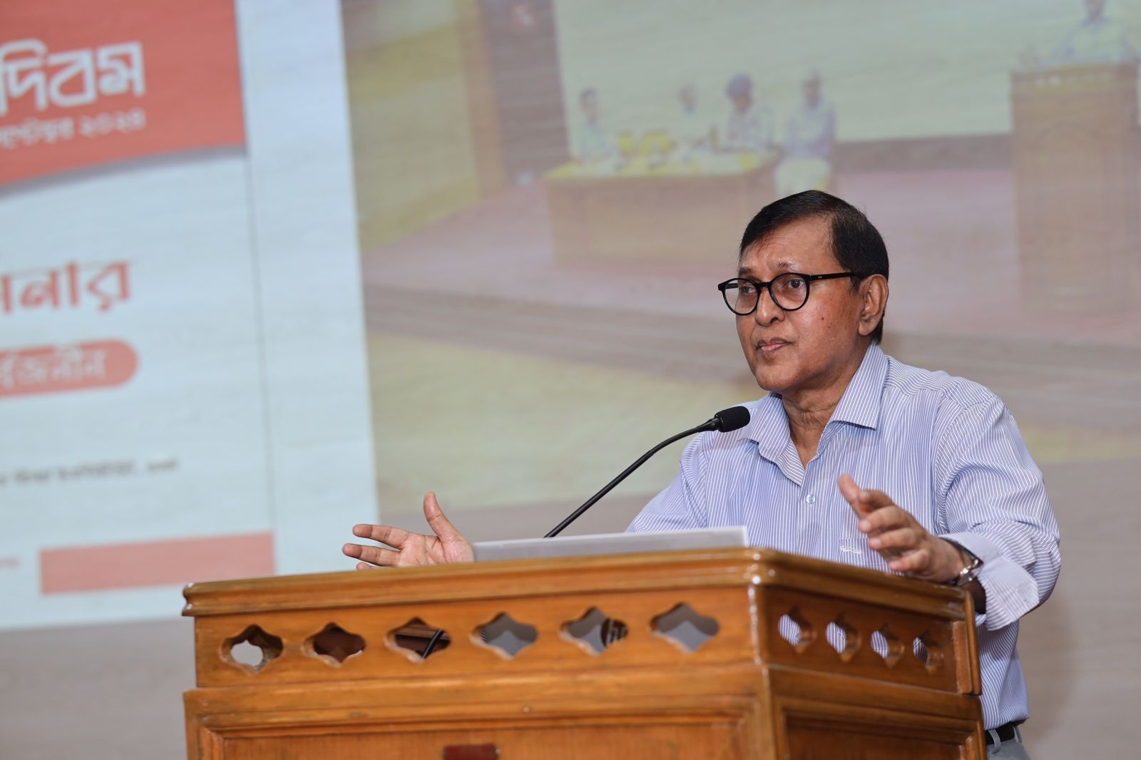 A speaker addresses the seminar.